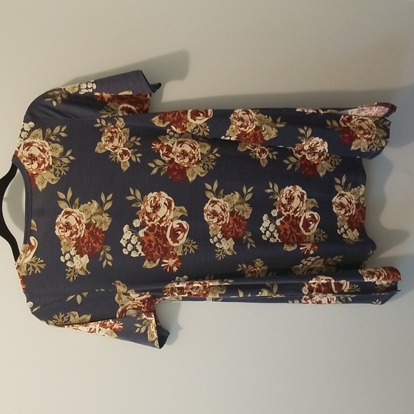 Lularoe Perfect Tee - Picture 2 of 3